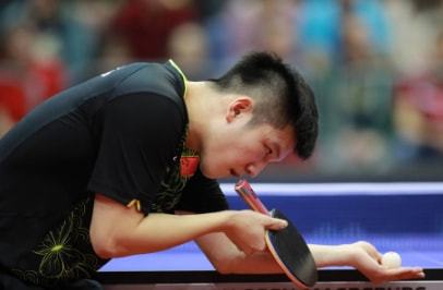 詹姆斯高空接力扣篮，点燃全场